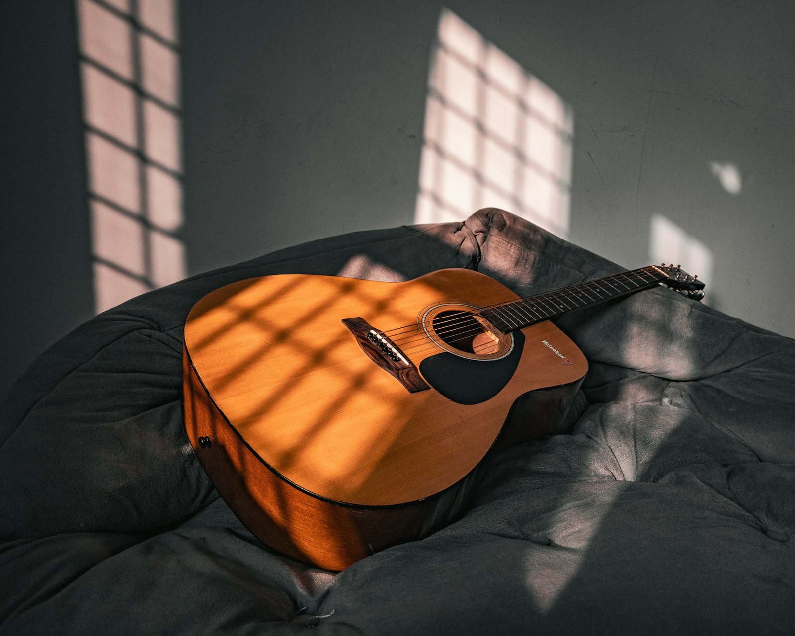 Violão acústico iluminado pela luz natural