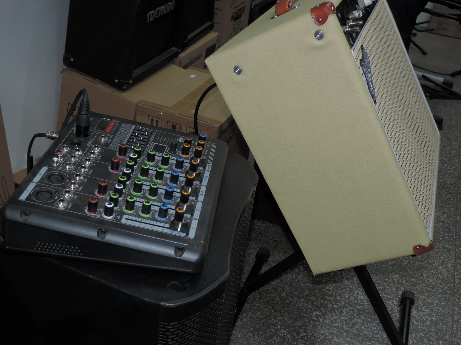 Instrumentos e ambiente da loja Ritmo e Melodia (9)